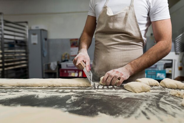 Uomo laborioso in una panetteria