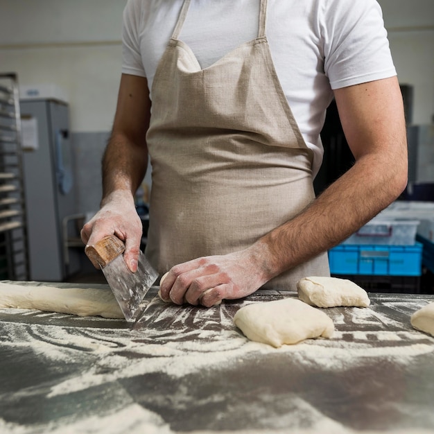 Uomo laborioso in una panetteria