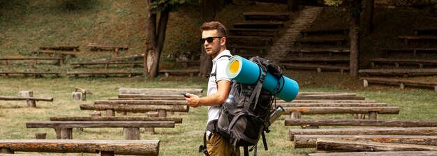 Uomo laterale con zaino