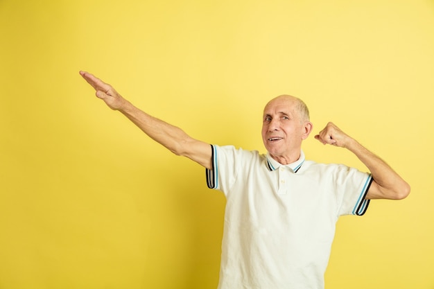 Uomo maggiore che fa il gesto del vincitore di successo