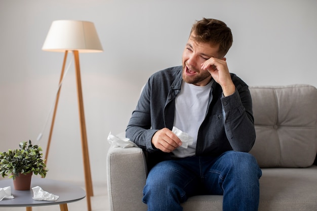 Uomo malato di vista frontale che soffre di allergia