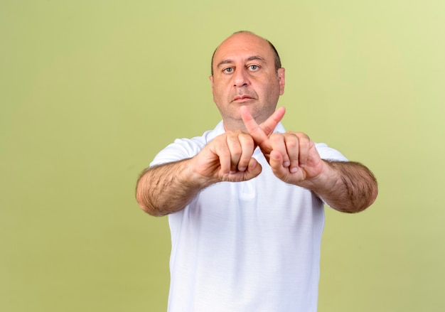 uomo maturo che mostra gesto di non isolato su verde oliva