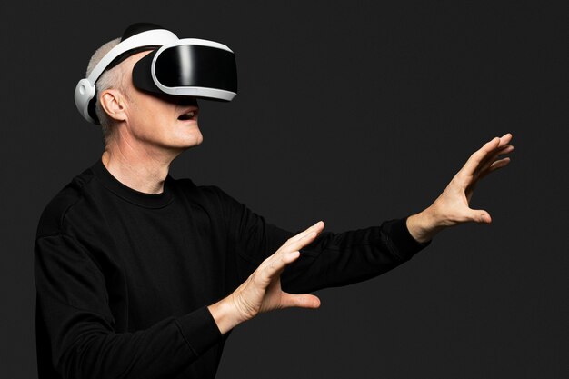 Uomo maturo che sperimenta la tecnologia di intrattenimento VR