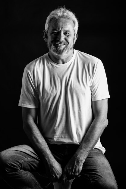 Uomo maturo con capelli bianchi e la barba sorridente