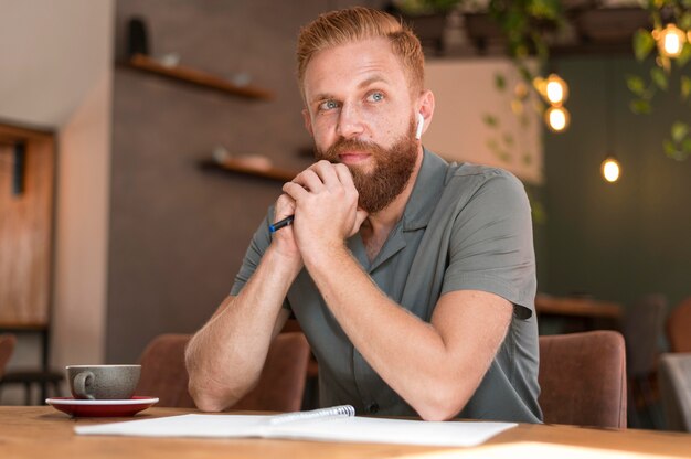 Uomo moderno bello che è premuroso