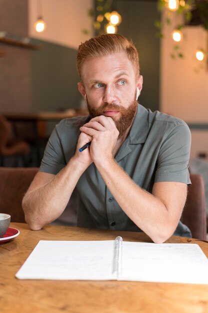 Uomo moderno bello di vista frontale che è premuroso