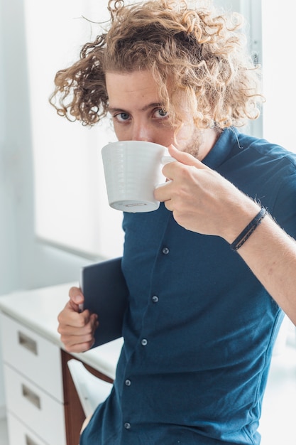 Uomo moderno che beve caffè