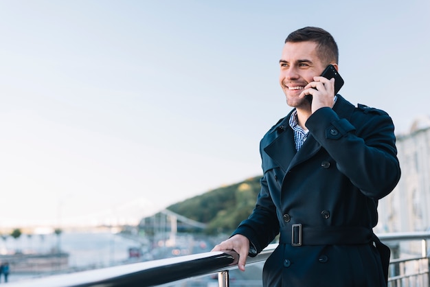 Uomo moderno che fa una telefonata