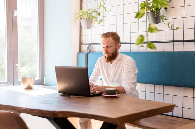 Uomo moderno che lavora al suo computer portatile