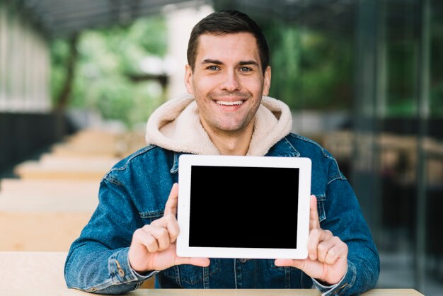 Uomo moderno che mostra il modello di tablet
