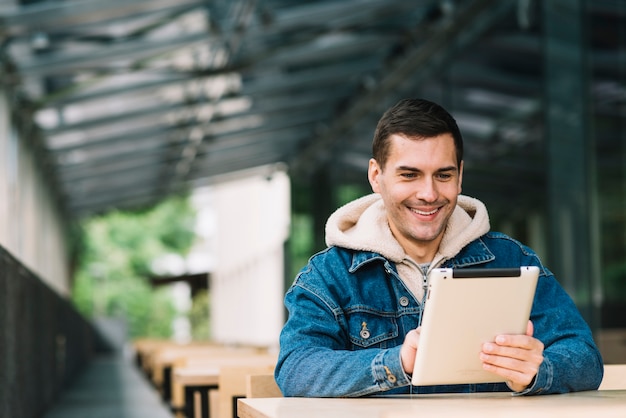 Uomo moderno che utilizza compressa nell&#39;ambiente urbano