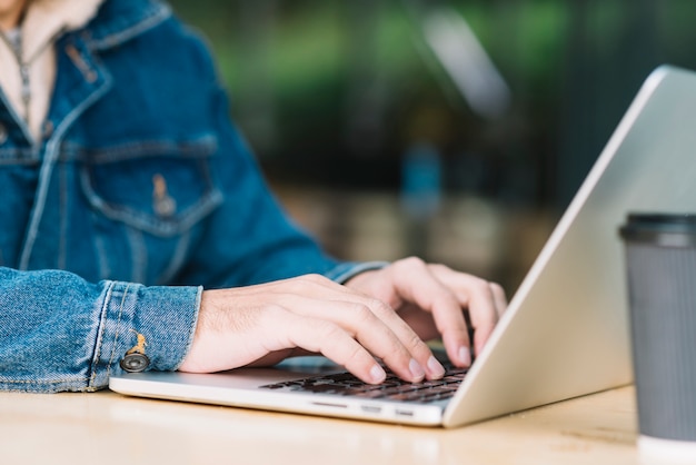 Uomo moderno che utilizza computer portatile nell&#39;ambiente urbano