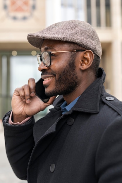 Uomo moderno che utilizza il suo telefono all'aperto