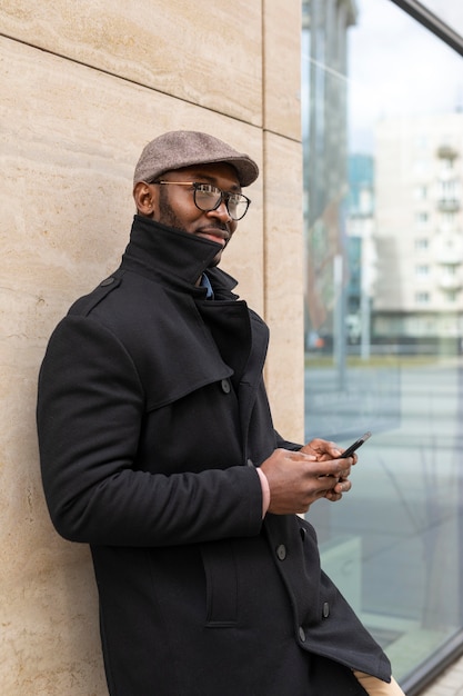 Uomo moderno che utilizza il suo telefono all'aperto