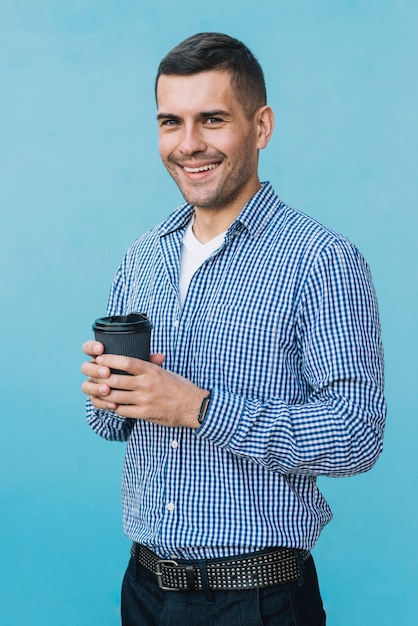Uomo moderno con caffè