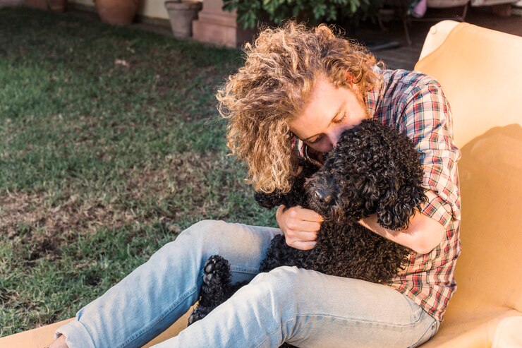 Foto gratuito uomo moderno con cane in giardino