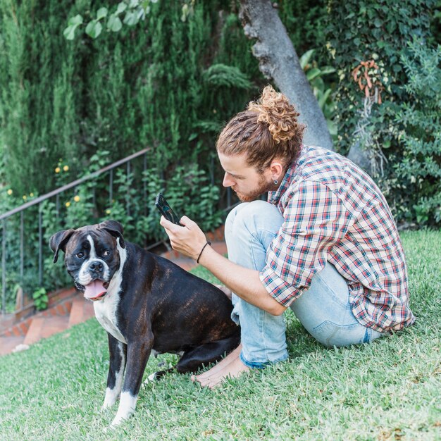 Uomo moderno con cane in giardino