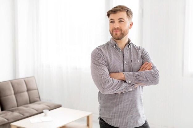 Uomo moderno con le braccia incrociate