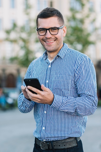 Uomo moderno con smartphone