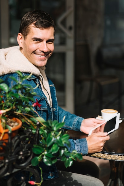 Uomo moderno con tavoletta in ambiente urbano