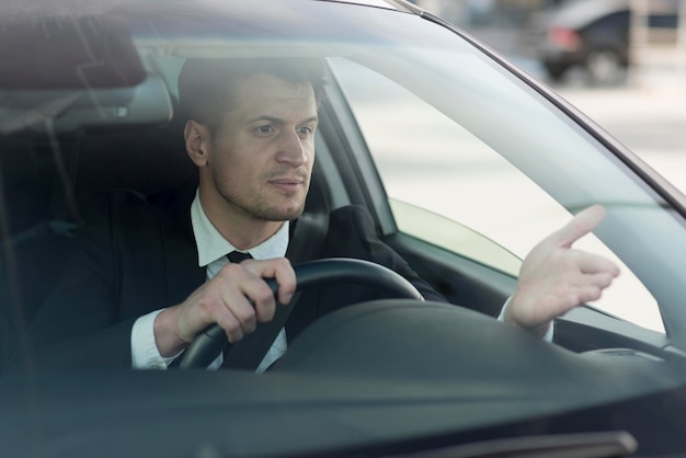 Uomo moderno guida auto