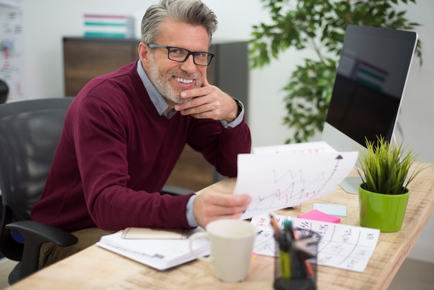 Uomo molto soddisfatto del suo lavoro