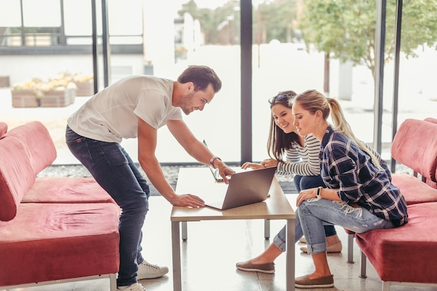 Uomo mostrando laptop per donne