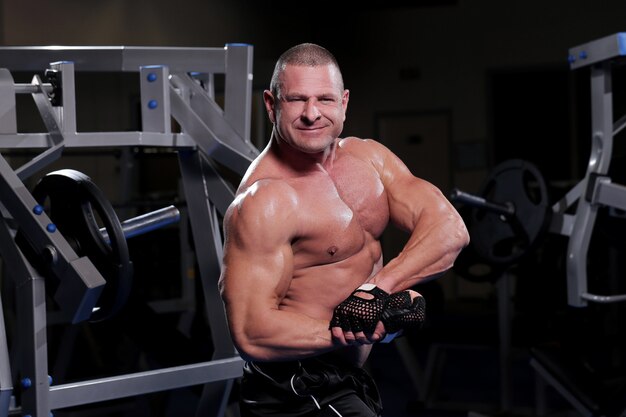 Uomo muscoloso bello in una palestra