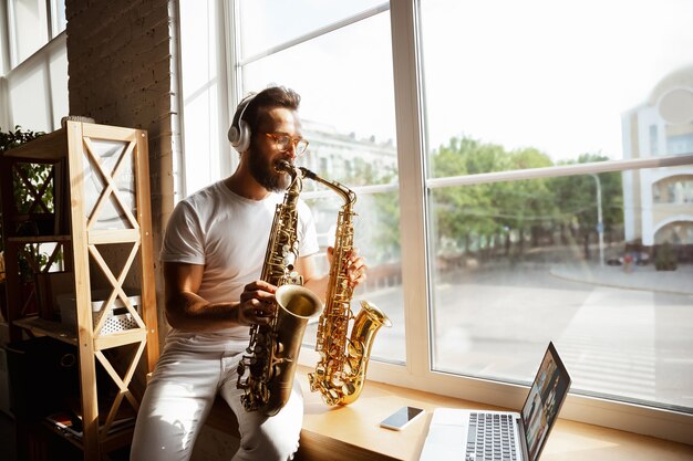 Uomo musicista caucasico durante il concerto online a casa isolato e messo in quarantena,