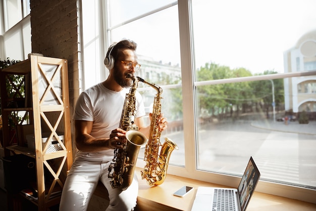 Uomo musicista caucasico durante il concerto online a casa isolato e messo in quarantena,