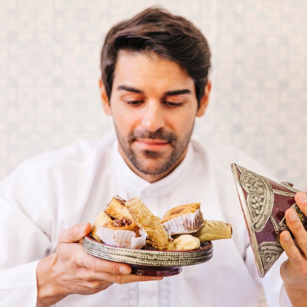 Uomo musulmano che mangia cibo arabo