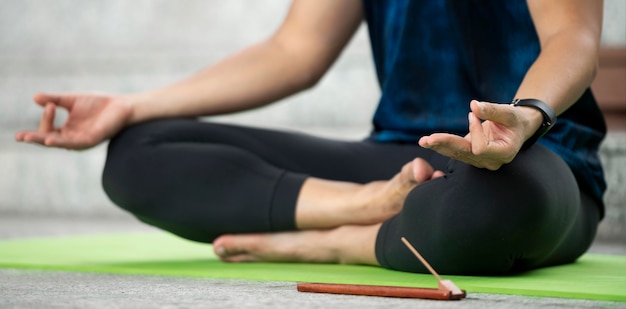 Uomo nella posizione del loto a praticare yoga