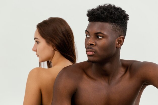 Uomo nero e donna bianca che propongono insieme