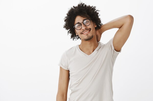 Uomo nero impertinente bello in vetri che sorridono contento