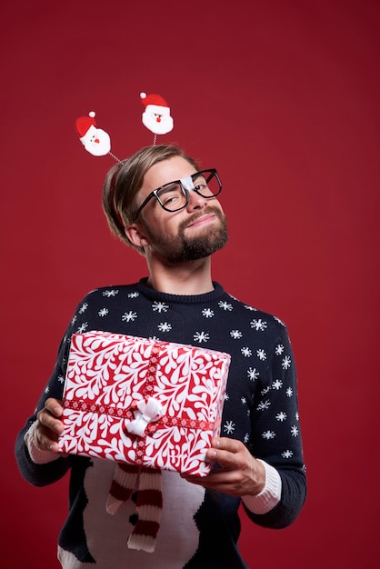 Uomo orgoglioso del suo regalo di Natale isolato