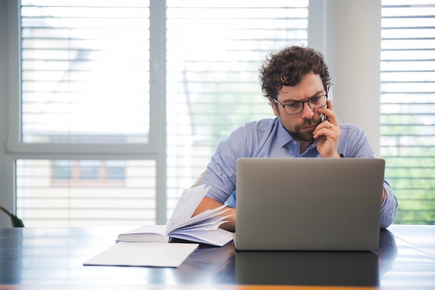 Uomo pensiero con telefono