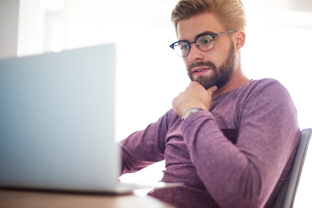 Uomo pensieroso e concentrato davanti al computer