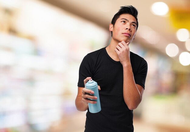 Uomo Pensive con una vernice spray può