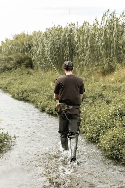 Uomo pesca al fiume