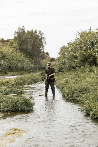 Uomo pesca al fiume