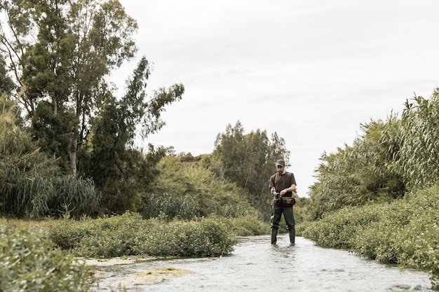 Uomo pesca al fiume