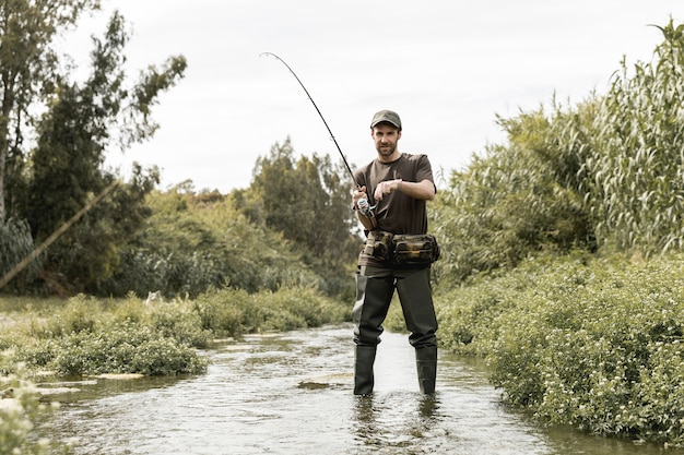 Uomo pesca al fiume