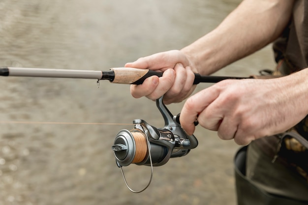 Uomo pesca al fiume