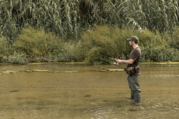 Uomo pesca al fiume