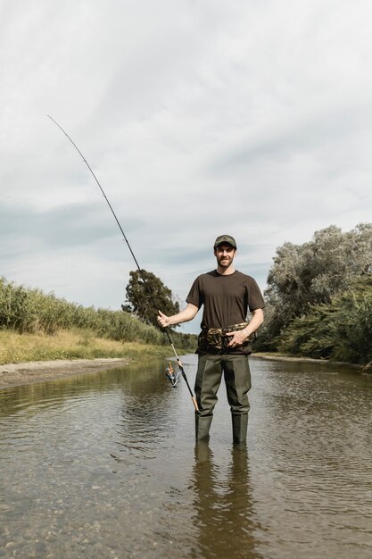 Uomo pesca al fiume