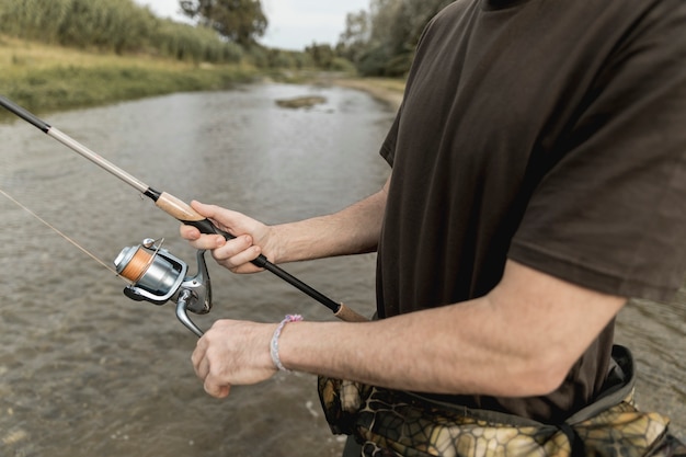 Uomo pesca al fiume