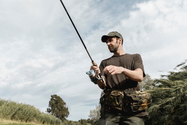 Uomo pesca al fiume