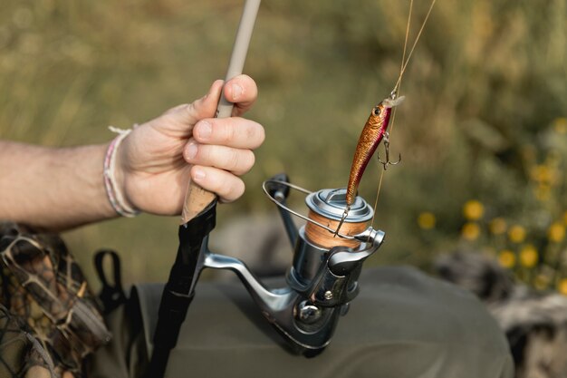 Uomo pesca al fiume