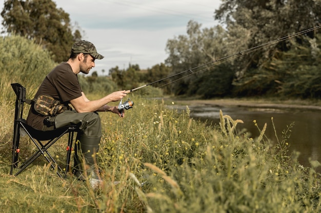 Uomo pesca al fiume