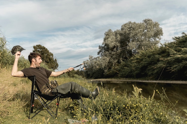 Uomo pesca al fiume